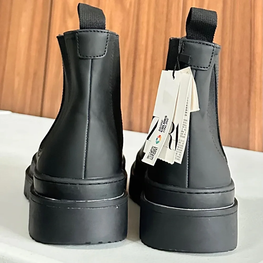 NWT. Zara Men Rubberized Chelsea boots Sz EU 40 US 7